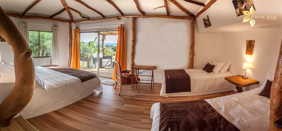 Room with a double bed and a single bed in a bungalow at Kona Koa Eco Lodge, opening onto the terrace.