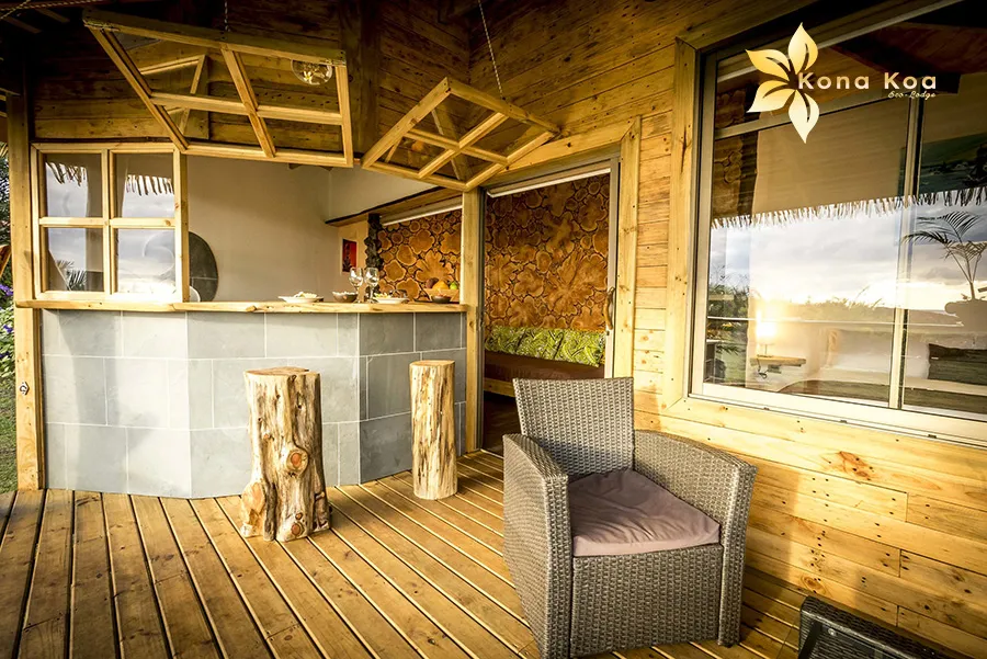 Private terrace with bar and kitchen in a bungalow at Kona Koa Eco Lodge.